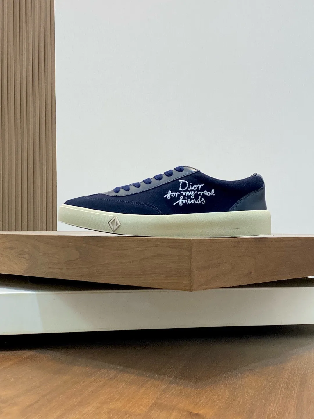 Factory price: 420💰Dior Crafted from navy and white jacquard with Oblique print and suede panels, it features a distinctive padded tongue embossed with the Dior signature, wide navy mohair laces and brass eyelets with a matte tonal finish. White rubber sole with Dior Oblique pattern, enhanced by a contrasting Dior 30 Avenue Montaigne signature on the rear. It can add fashionable temperament to casual looks. Exquisite packaging at the delivery counter 🛍📦 ▪️ Fabric: Original customized Oblique presbyopia + cowhide ▪️ Lining: Original customized sheepskin + breathable mesh ▪️ Sole: Original molded anti-slip rubber material ▪️ Bottom thickness: 4CM ▪️ Size: Men's 38-45 (38, 45, 46 customized)